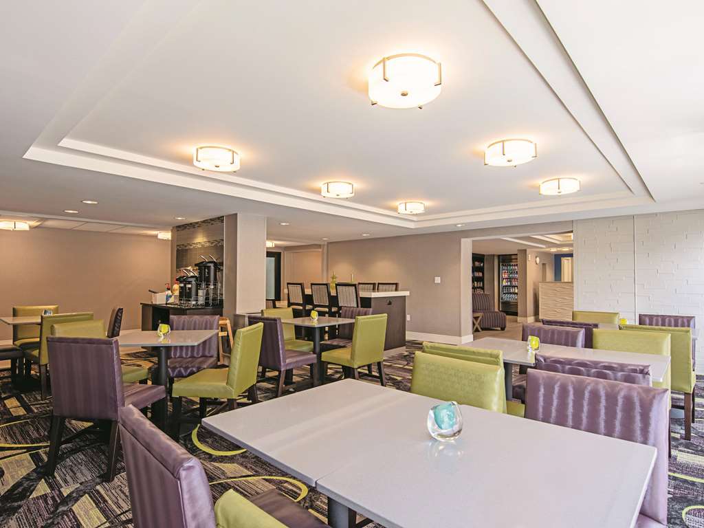 La Quinta Inn & Suites by Wyndham Portland DT Maine Med - photo 43