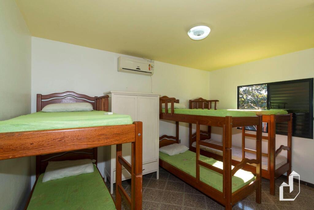 Casa com 03 dormitórios climatizados com berço