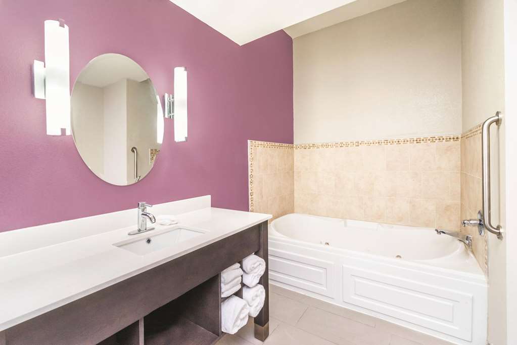 La Quinta Inn & Suites by Wyndham Loudon - photo 38