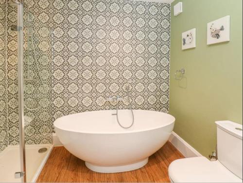 Happy Feet Cottage Sleeps 6 — 4-Star Luxury Hotel in Bradwell, United Kingdom
