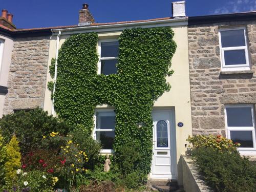 Stunning Seaview Cottage — 4-Star Luxury Hotel in St Just, United Kingdom