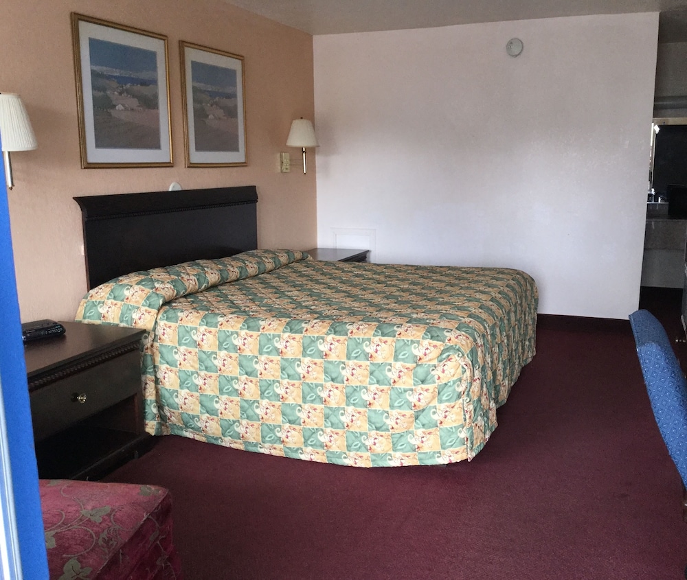 Belmont Inn & Suites - photo 6