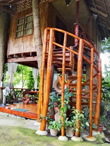 Dumaguete Oasis Treehouse near airport and mall beside Magsaysay Elementary School — 4-Star Luxury Hotel in Dumaguete, Philippines