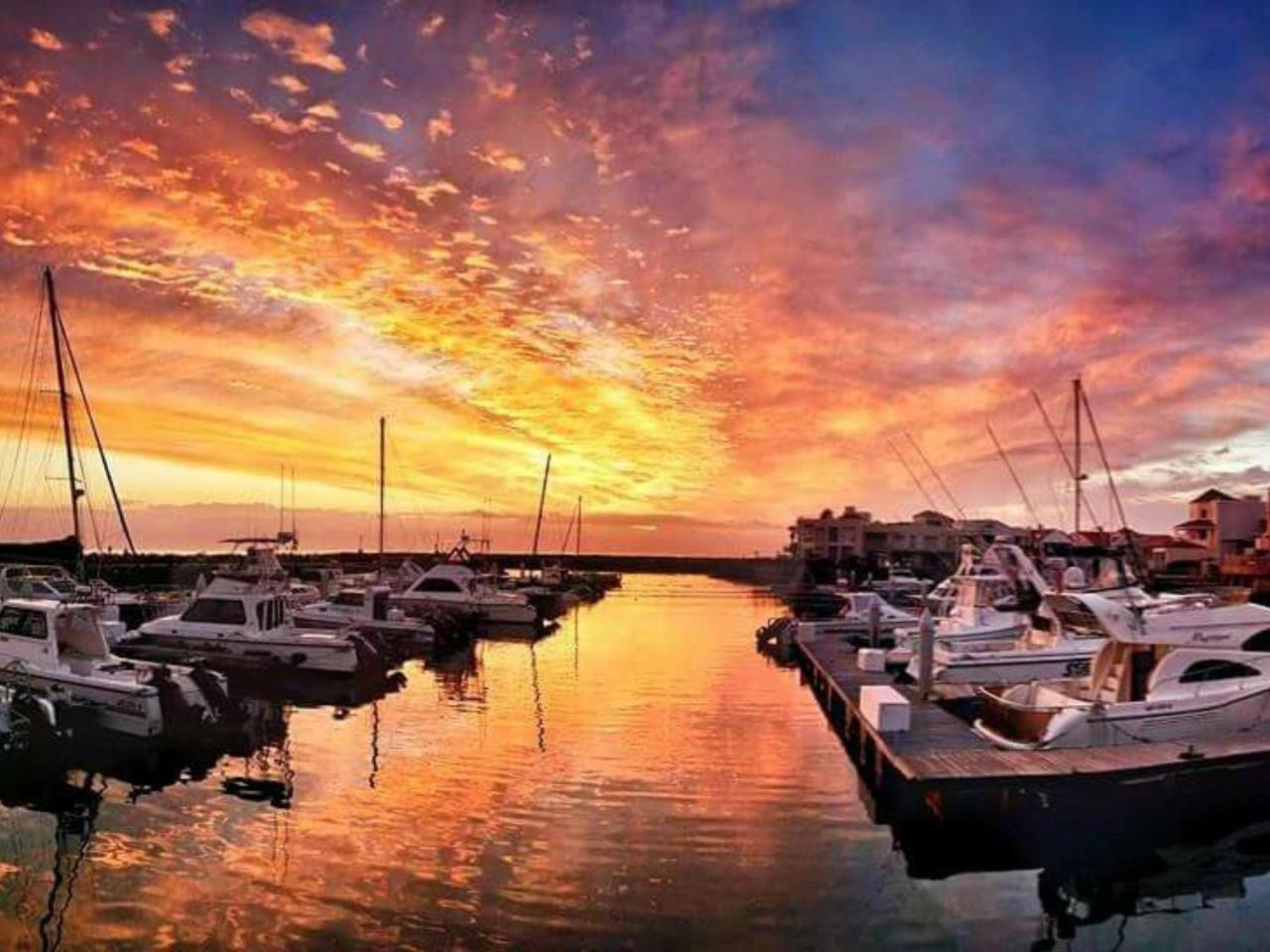 '24 Gordonia' Spacious Condo Sleeps 7 Sea Front Easy Beach access — 4-Star Luxury Hotel in Cape Town, South Africa
