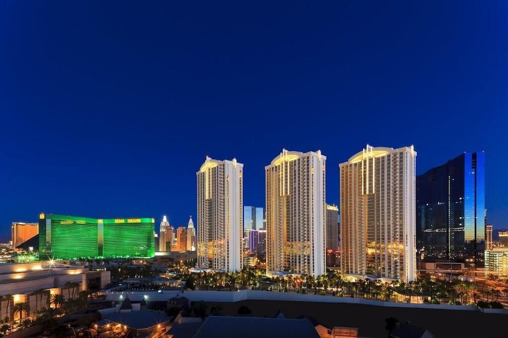 MGM Signature Deluxe Balcony Strip View Suite — 4-Star Luxury Hotel in Las Vegas, United States