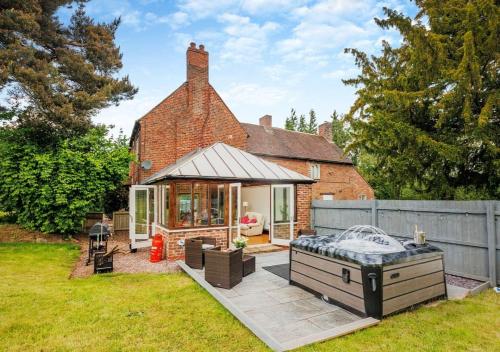 Luxury Country Escape with Hot Tub perfect for Friends and Families — hotel in Shifnal