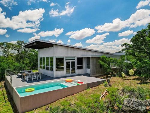 Luxury Riverfront Retreat 6 Cabins Private Pool — 4-Star Luxury Hotel in Llano, United States