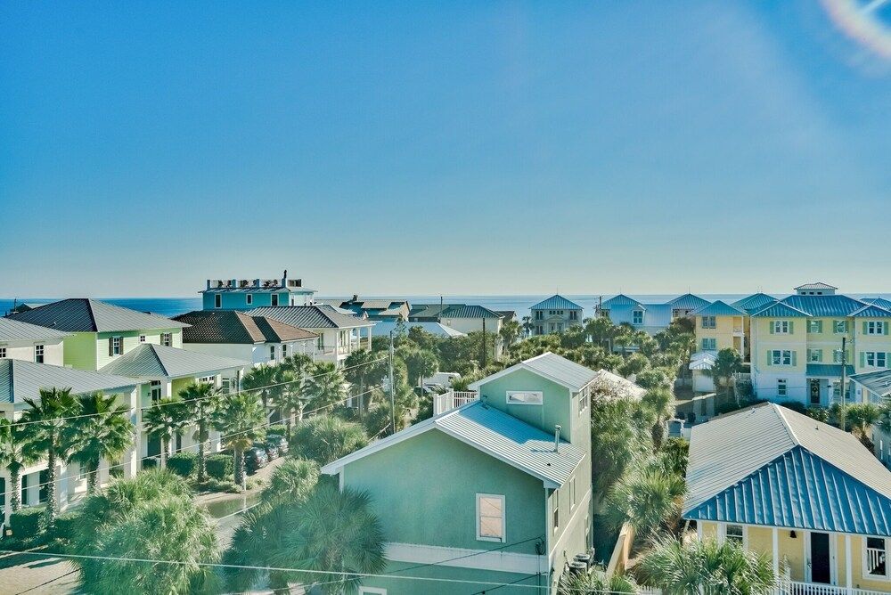 Coast Is Clear With Jetted Pool And Game Room in Destin, United States