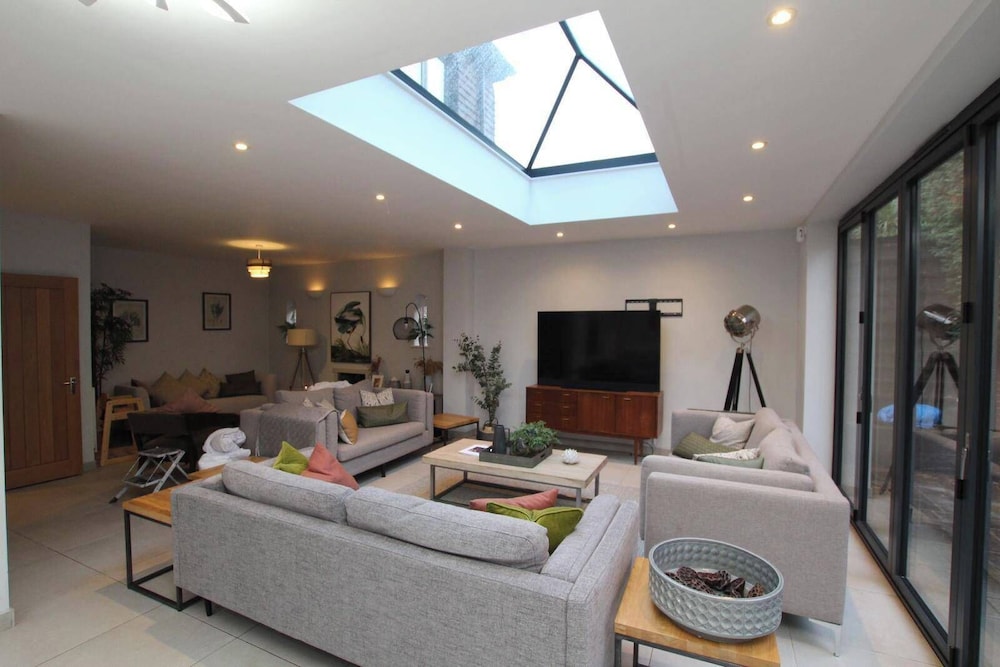 Essex Luxury Retreat With 6 Bedrooms — Brentwood
