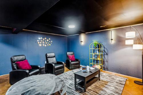 Theater King&PoolTable with PrivateHotTub in Wichita, United States