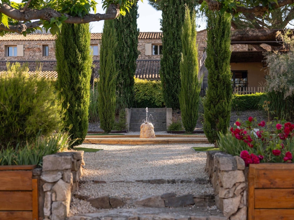 Hotel Mercure Aix en Provence Sainte Victoire — 4-Star Luxury Hotel in Chateauneuf-Le-Rouge, France