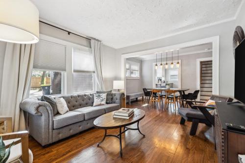 Cozy Modern Waldo Escape in Kansas City, United States