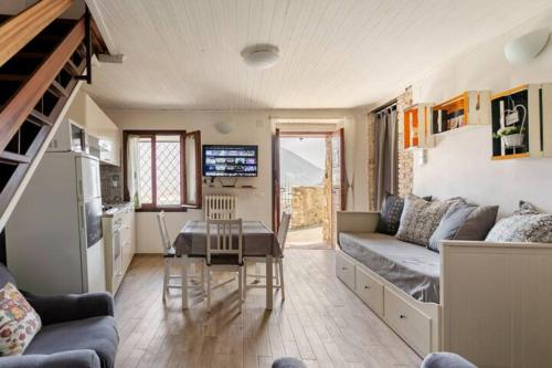 Casa con terrazzo vista Lago LAKEHOLIDAY — 4-Star Luxury Hotel in Castel Di Tora, Italy