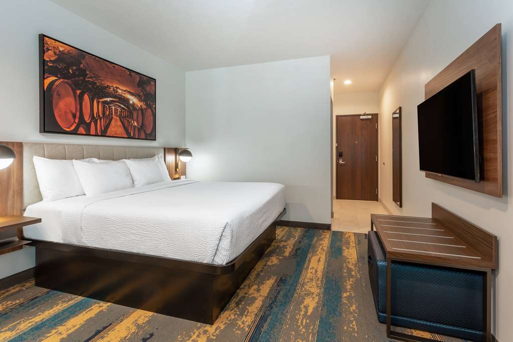 La Quinta Inn & Suites by Wyndham Galt Lodi North - photo 45