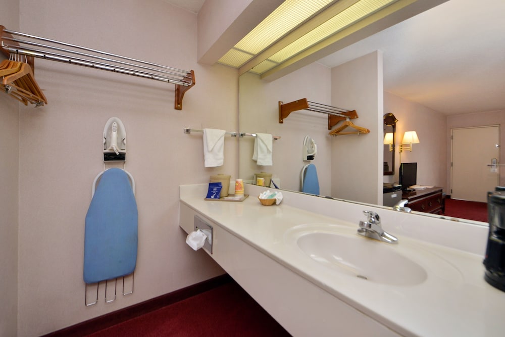 Nations Inn West Jefferson - photo 23