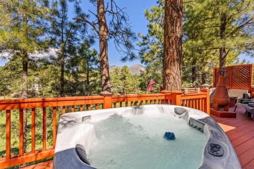 ACE A Hole in One Right on the Golf Course Hot Tub Mt Views Pines in Flagstaff, United States
