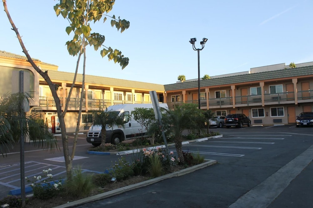 El Rancho Inn Hawthorne - photo 35