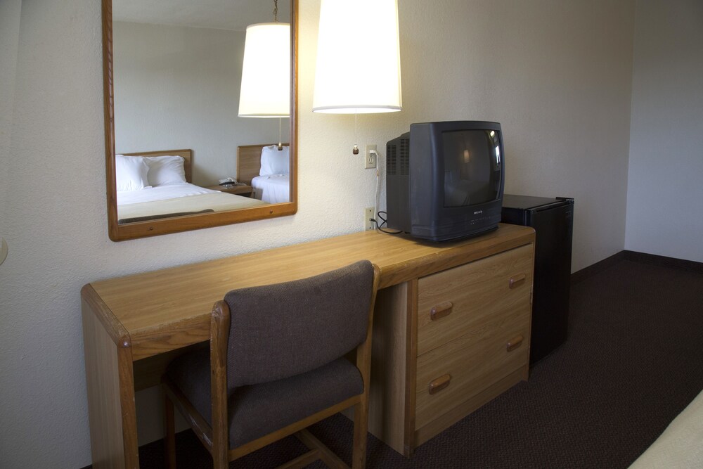 E Z 8 Motel South Bay - photo 16