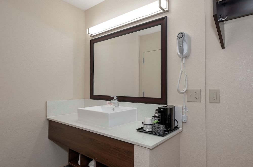 Red Roof Inn Freehold - photo 17