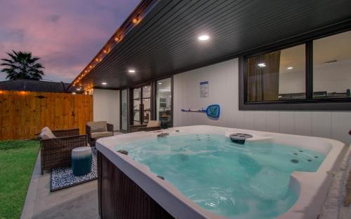 5 BD Modern Central Getaway w Hot Tub Mins to DT — 4-Star Luxury Hotel in Houston, United States