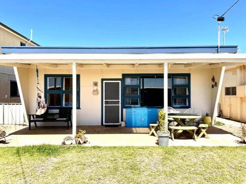 A Magic Shack relax recharge frolic & fish — hotel in Tumby Bay