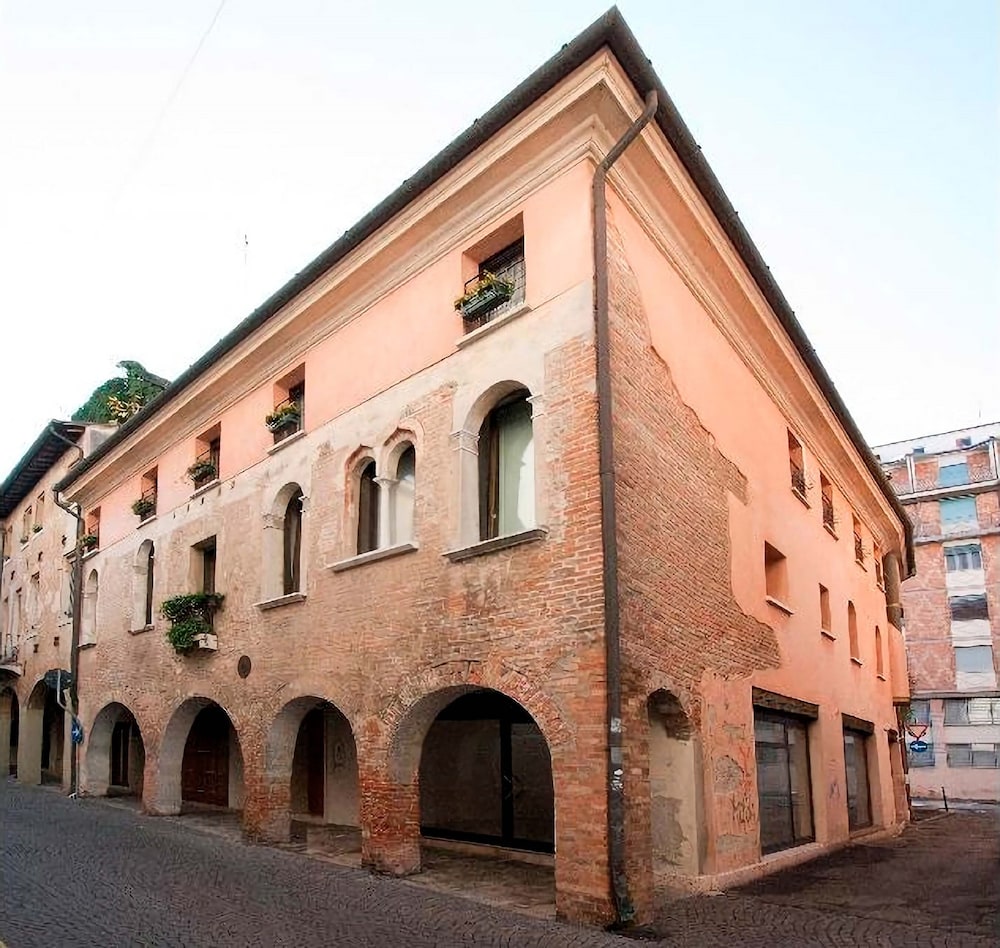 Apartment Deluxe Via Isola di Mezzo — 5-Star Luxury Hotel in Treviso, Italy