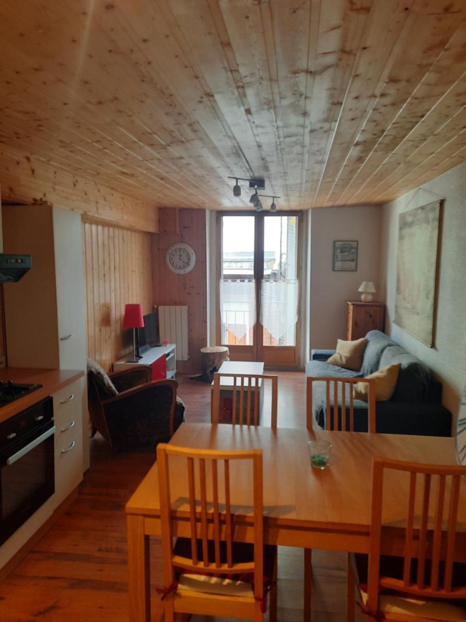 Le Cocon T3 Wifi Central in Bagneres-De-Luchon, France