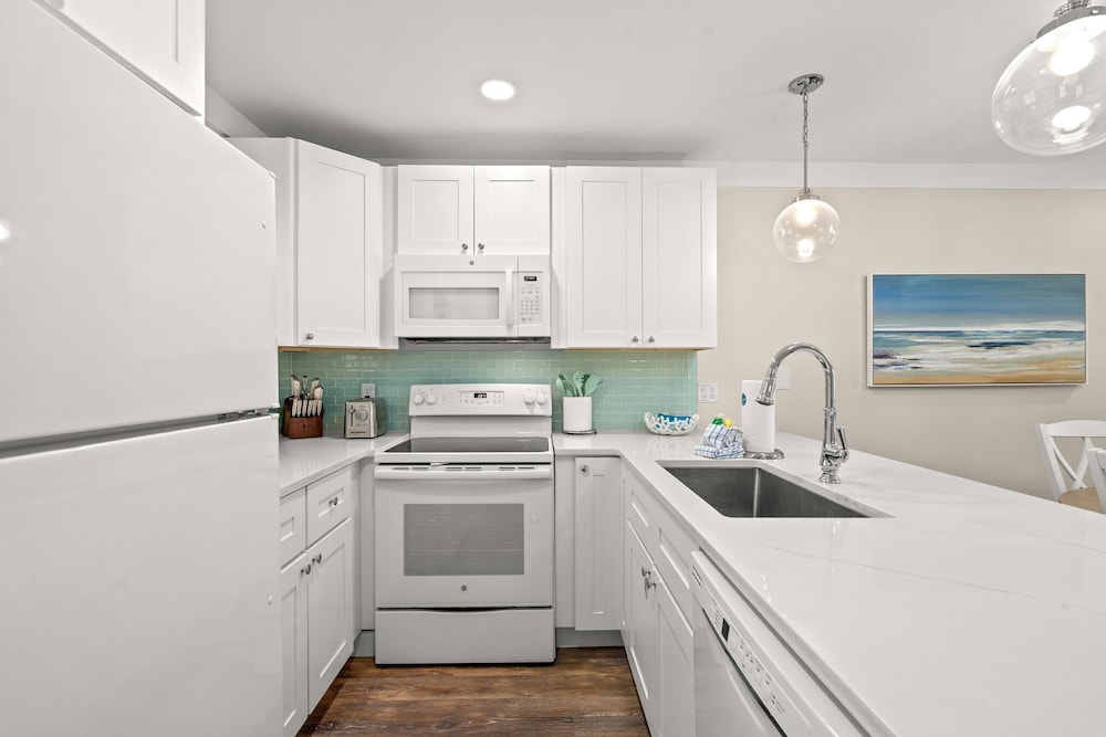 Newly Renovated 140 Feet To White Sandy Beaches Pool Grill - photo 7