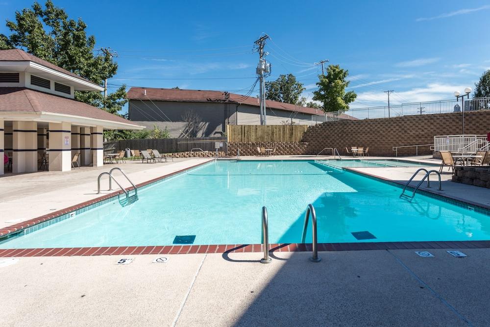 Howard Johnson Hotel - photo 4