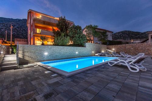 Apartments Villa Dina — 4-Star Luxury Hotel in Karlobag, Croatia