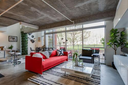 Luxe Modern Johnny Cash Inspired Executive Condo — 4-Star Luxury Hotel in Nashville, United States