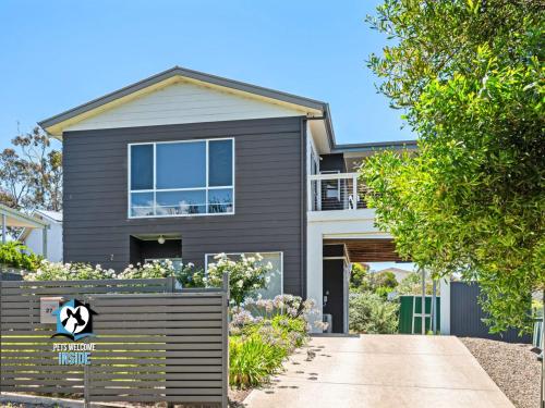 Modern Coastal With Sparkling Sea Views In Victor Harbor — Victor Harbor