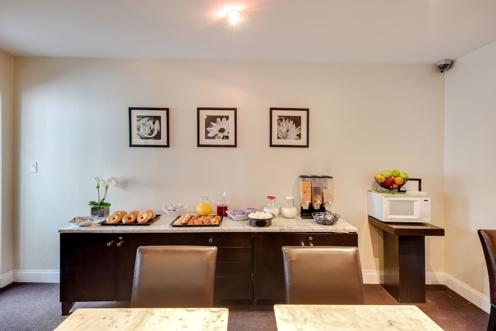The Andrew Hotel - photo 23