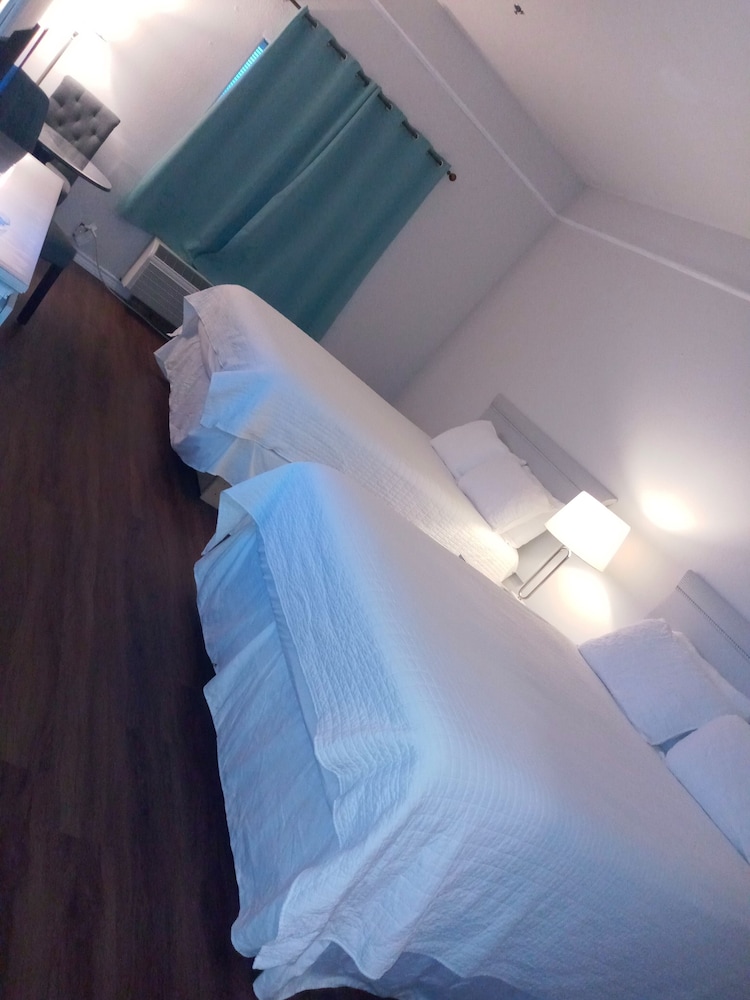 Deluxe Inn & Suites - photo 4