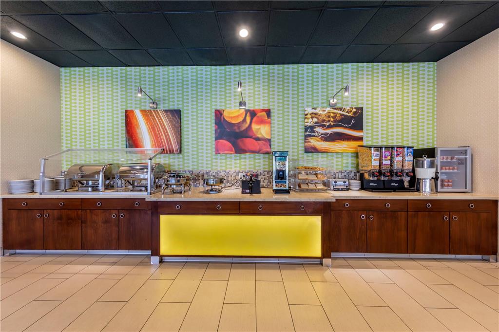 Clarion Hotel Anaheim Resort - photo 36