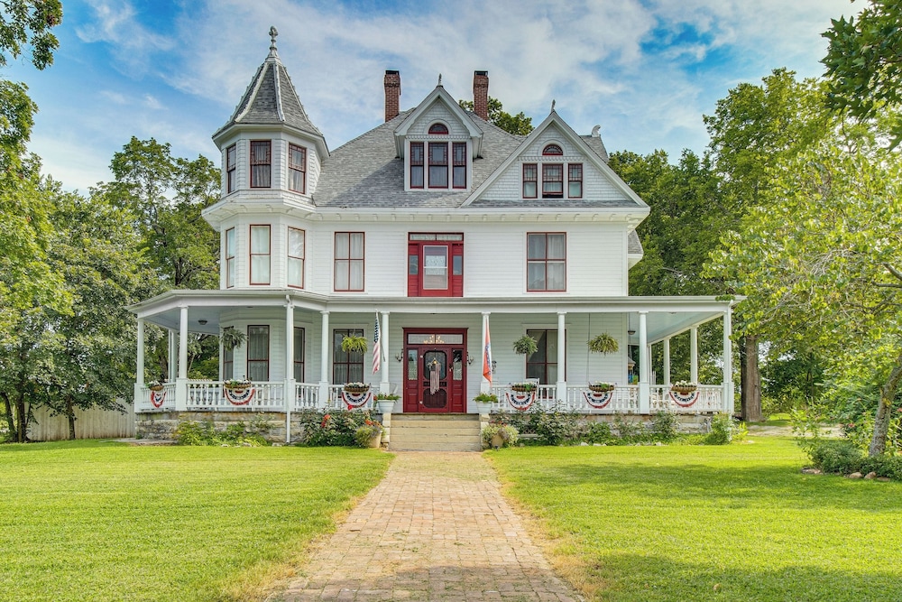 Creekfront Yellville Manor with Parlors and Fire Pit — hotel in Yellville