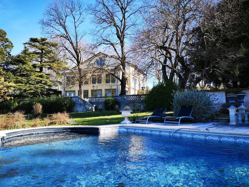 Manoir le Roure — 4-Star Luxury Hotel in Chateauneuf-Du-Rhone, France