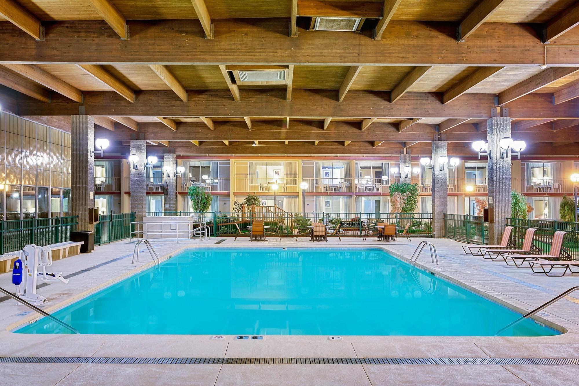 Ramada Mitchell Hotel and Conference Center - photo 7