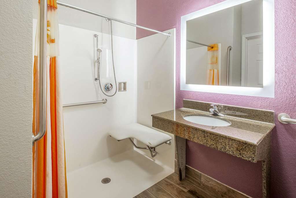 La Quinta Inn & Suites by Wyndham Gainesville - photo 8
