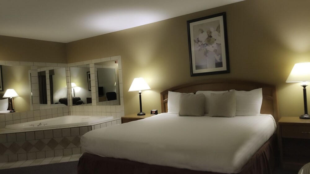 Paola Inn And Suites - photo 21