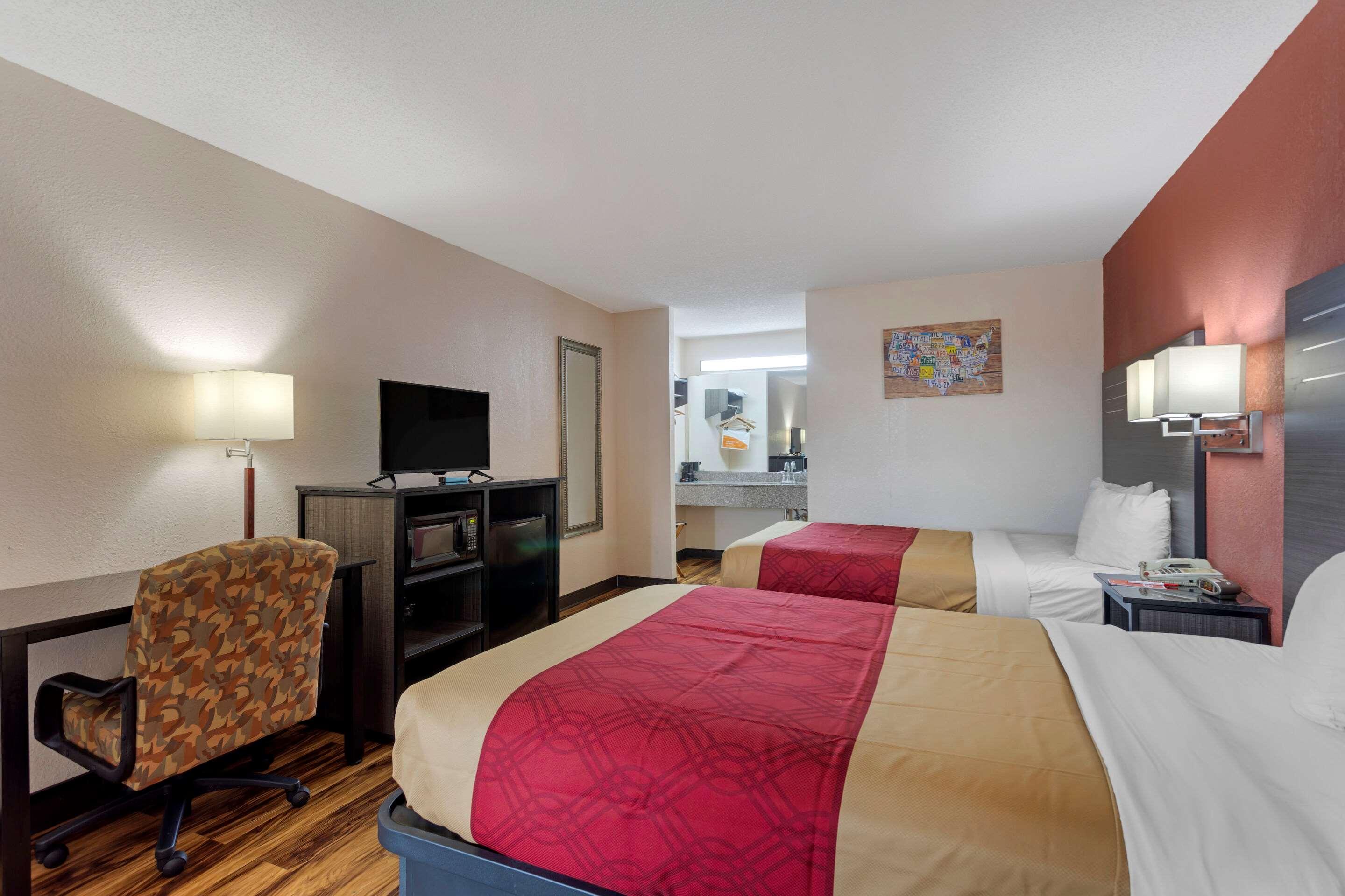 Econo Lodge Madison Airport - photo 17