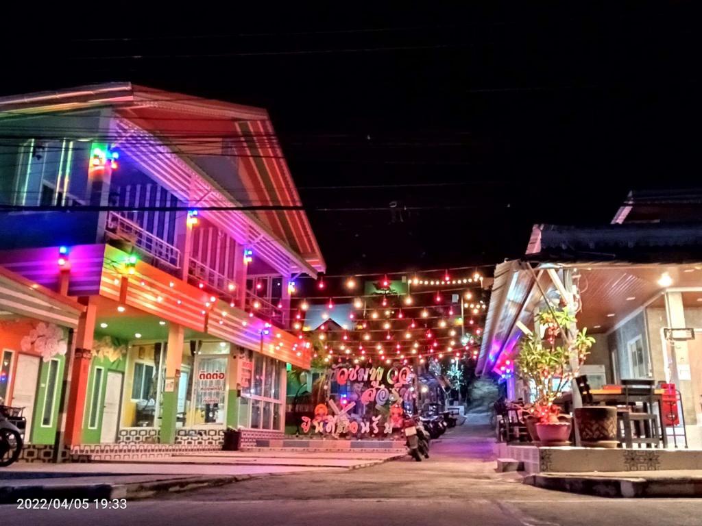 Bua Chomphu View Resort Taikung Koh Si Chang in Chon Buri, Thailand