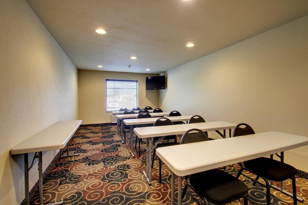 Cobblestone Hotel & Suites Newton - photo 37