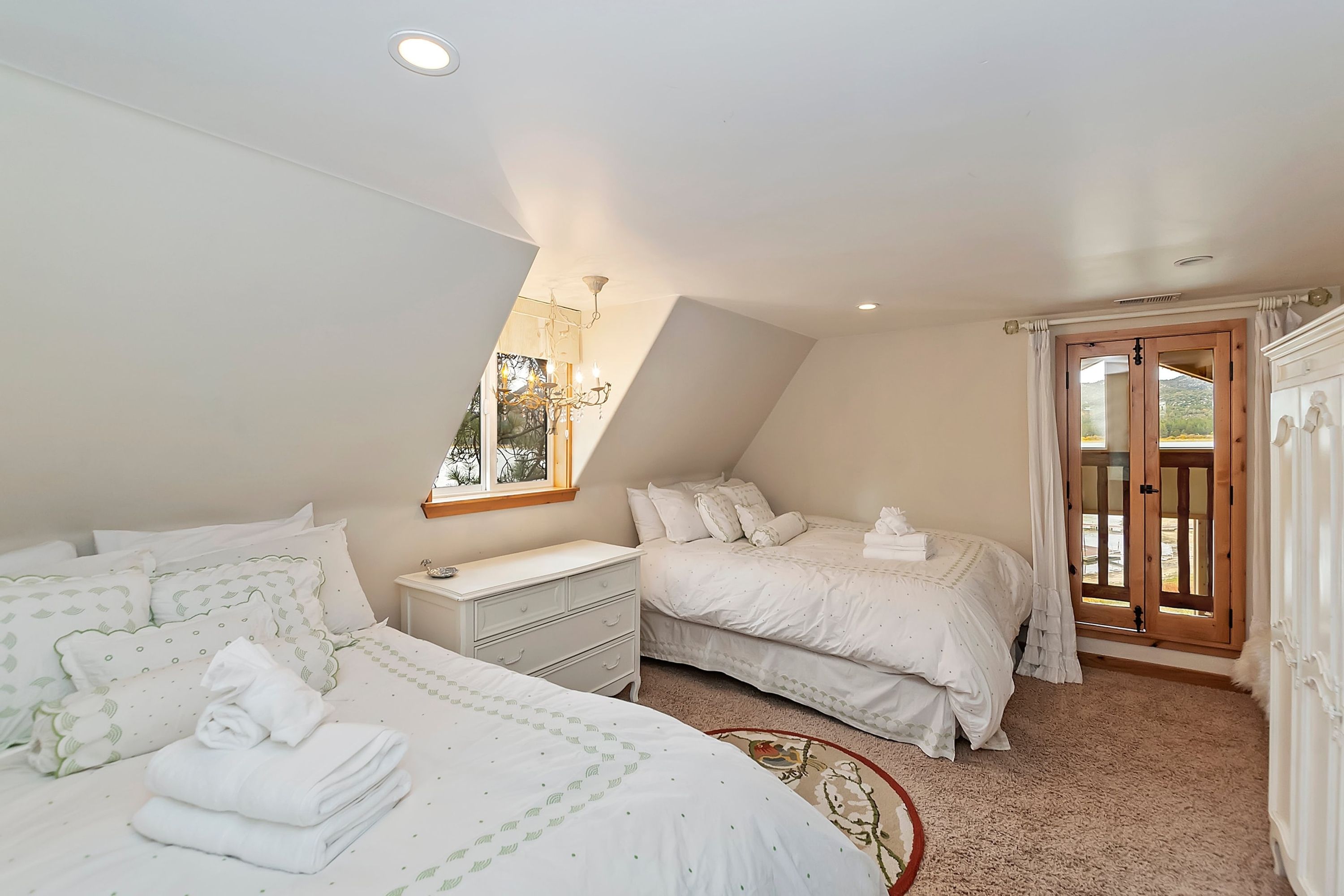 Lagunita Shores by Avantstay Beautiful Lakefront Mansion w Hot Tub & BBQ - photo 26