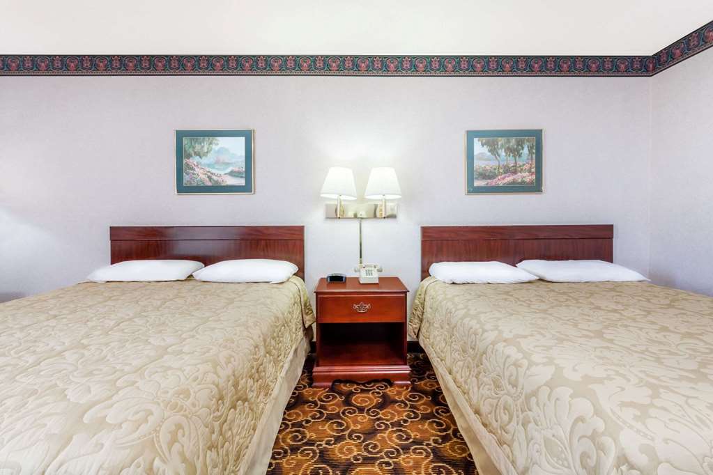 Super 8 by Wyndham Evansville North - photo 10