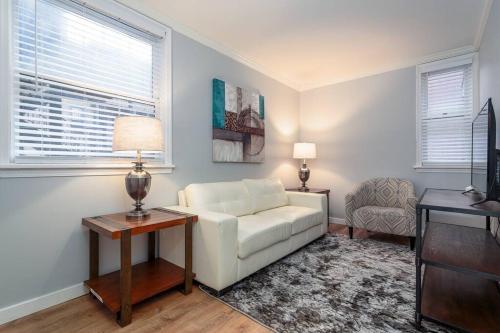 MTM Fully Furnished Rental in Old Town 2 Beds — 4-Star Luxury Hotel in Chicago, United States