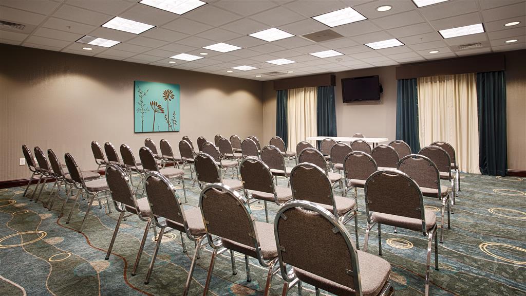 Best Western Plus Chain of Lakes Inn & Suites - photo 8