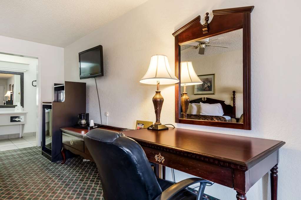 Americas Best Value Inn Paris - photo 17