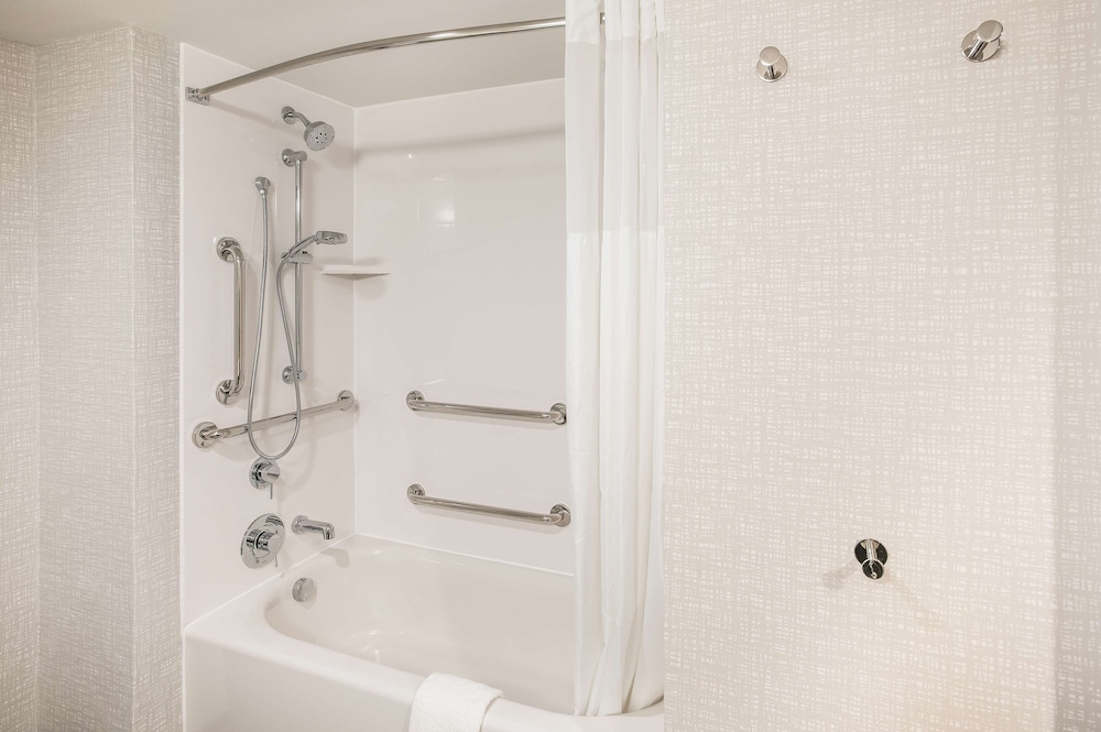 Hampton Inn & Suites Houghton - photo 17