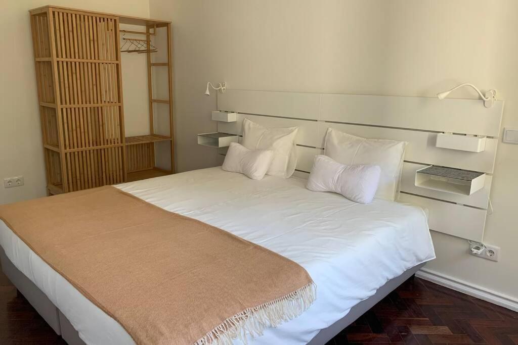 Casa do Largo Sardinha Very central apartment with AC — 4-Star Luxury Hotel in Lisbon, Portugal